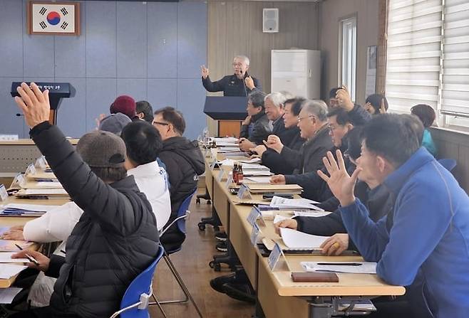 임경수 원장은 틈나는대로 이웃들을 대상으로 '쓰리고 계몽교육'도 하고 있다. 생활 습관을 고치고 고혈압, 고혈당(당뇨), 고지혈증 약 복용을 잘 하자는 게 요지다. /정읍시 제공