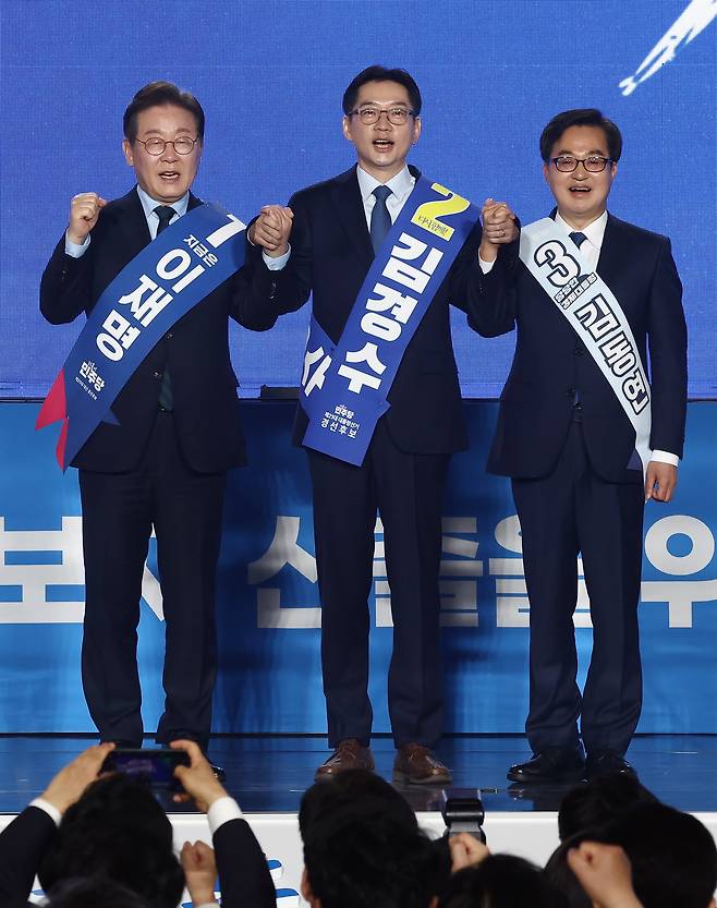 이재명(왼쪽부터), 김경수, 김동연 더불어민주당 대선 경선 후보가 19일 충북 청주체육관에서 열린 제21대 대통령선거 후보자 선출을 위한 충청권 합동연설회에서 기념촬영을 하고 있다. /뉴스1