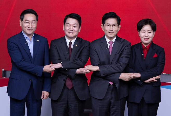 19일 서울 강서구 ASSA아트홀에서 열린 국민의힘 제21대 대통령 후보자 1차 경선 토론회에서 A조 후보들이 시작 전 기념 촬영을 하고 있다. 왼쪽부터 유정복, 안철수, 김문수, 양향자 후보. /연합뉴스