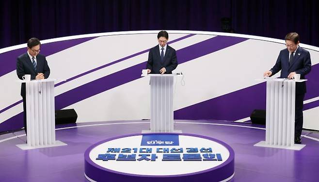 더불어민주당 21대 대선 경선 후보인 이재명, 김경수, 김동연 후보(오른쪽부터)가 18일 서울 마포구 상암동 MBC에서 첫 TV토론회 준비를 하고 있다. ⓒ국회사진취재단