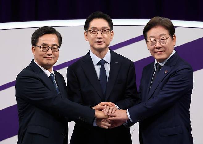 더불어민주당 21대 대선 경선 후보인 이재명, 김경수, 김동연 후보(오른쪽부터)가 18일 서울 마포구 상암동 MBC에서 첫 TV토론회에 앞서 손을 잡고 기념촬영 하고 있다. ⓒ국회사진취재단