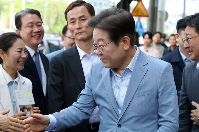 이재명 21대 대선 더불어민주당 경선 후보가 18일 대구 북구 협동조합 소이랩에서 열린 K-콘텐츠 기업 간담회에 참석하기 전 지지자들에게 인사하고 있다. ⓒ뉴시스
