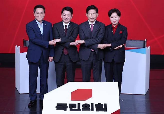 유정복(왼쪽부터), 안철수, 김문수, 양향자 제21대 대통령 선거 국민의힘 경선 후보가 19일 오후 서울 강서구 ASSA아트홀에서 열린 '제21대 대통령 선거 국민의힘 1차 경선 A조 토론회'에서 토론 시작전 기념촬영을 하고 있다. ⓒ뉴시스