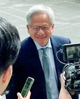 17일 중국 정부의 경제 사령탑인 허리펑 국무원 부총리와의 면담에 정장 차림으로 등장한 엔비디아의 젠슨 황 최고경영자(CEO). 사진 출처 관영 위위안탄톈 위챗