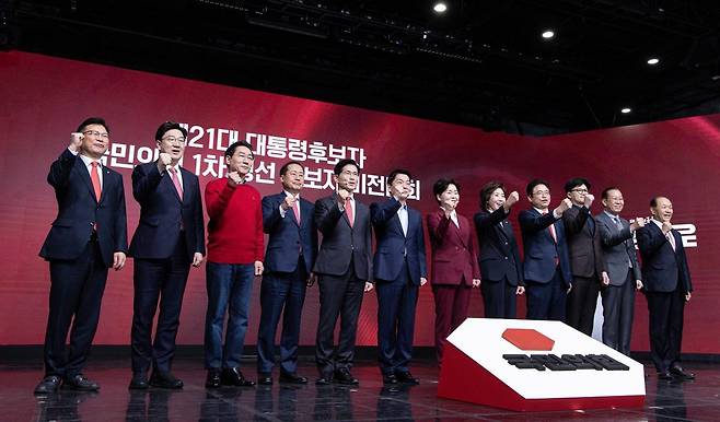 18일 오후 서울 강서구 ASSA아트홀에서 열린 ‘제21대 대통령후보자 국민의힘 1차 경선 후보자 비전대회’ 에 참석한 후보들이 당지도부와 기념 촬영을 하고 있다.  왼쪽부터 이양수 사무총장, 권성동 원내대표, 유정복, 홍준표, 김문수, 안철수, 양향자, 나경원, 이철우, 한동훈 후보, 권영세 비대위원장, 황우여 선거관리위원장. 뉴스1