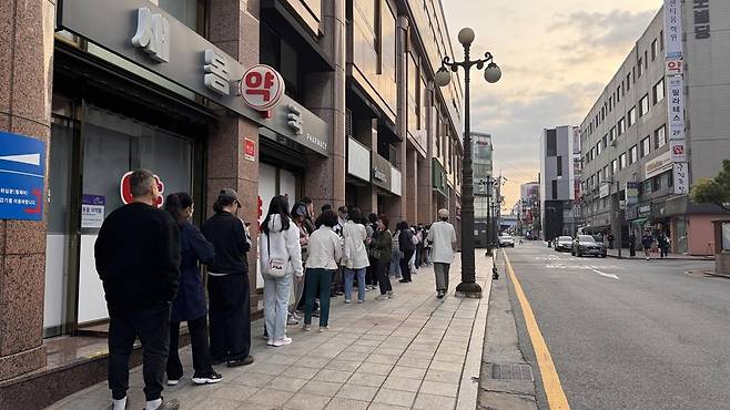 17일 오전 6시50분경 압구정 뚜레쥬르 압구정직영점 앞에 이른바 빵 뷔페로 불리는 ‘그린 플레이트’를 경험하기 위해 50명의 고객이 개점을 기다리고 있었다. 윤우열 기자 cloudancer@donga.com