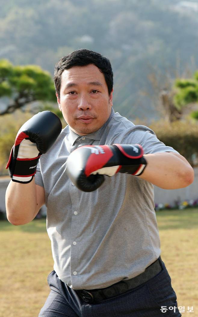 박정진 부총장이 서울 종로구 경남대 극동문제연구소 옆에서 글러브를 끼고 격투기 공격 자세를 취했다. 이훈구 기자 ufo@donga.com.