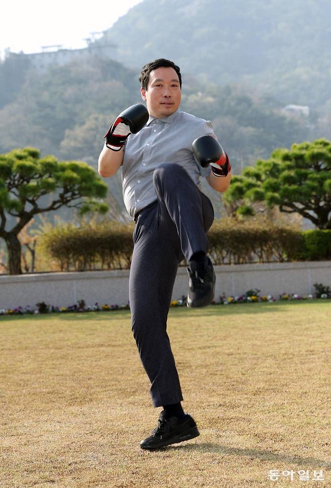 박정진 부총장이 서울 종로구 경남대 극동문제연구소 옆에서 격투기 발차기 자세를 취했다. 이훈구 기자 ufo@donga.com.
