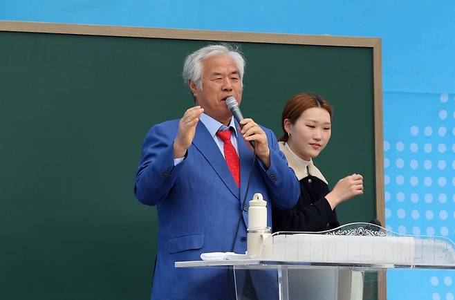 전광훈 사랑제일교회 목사가 13일 오전 서울 종로구 세종대로사거리에서 열린 전국 주일 연합 예배에서 설교하고 있다. 뉴시스