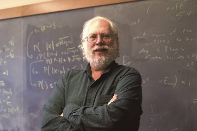 피터 쇼어 미국 매사추세츠공대(MIT) 교수가 제시한 쇼어 알고리즘은 양자컴퓨터로 인수분해 이산 로그 문제를 빠르게 풀 수 있게 만들었다. CERN 제공