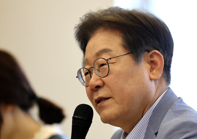 이재명 더불어민주당 대선 경선 후보가 18일 대구 북구 사회혁신커뮤니티연구소 협동조합 소이랩에서 열린 K-콘텐츠 기업 간담회에 참석해 발언하고 있다. 연합뉴스