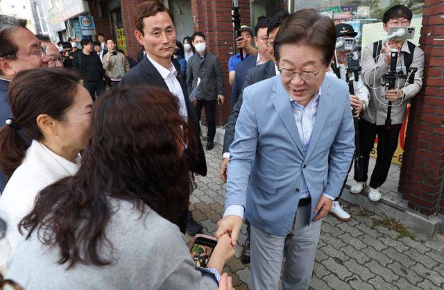 이재명 제21대 대통령 선거 더불어민주당 경선 후보가 18일 대구 북구 협동조합 소이랩에서 열린 K콘텐츠 기업 간담회에 참석하기 전 지지자들과 인사하고 있다. 뉴시스