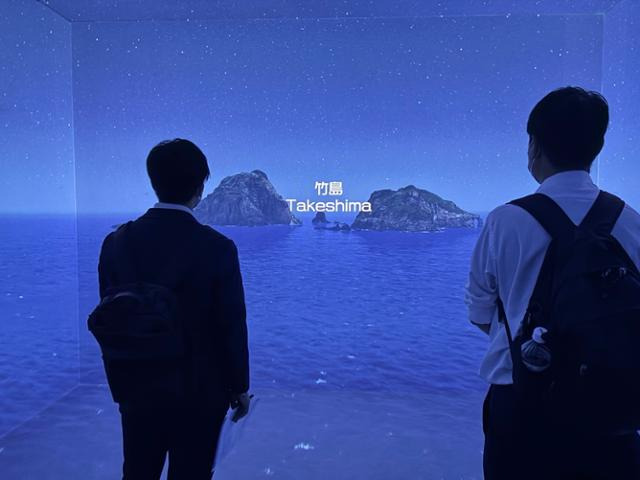 관람객들이 18일 일본 도쿄 지요다구 가스미가세키에 재개관한 영토·주권전시관에 마련된 몰입형 극장 코너에서 독도 관련 영상을 보고 있다. 도쿄=류호 특파원