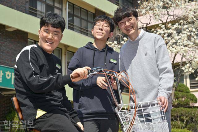 서울 관악구의 특수학교인 정문학교에서 사회복무요원으로 2년 넘게 일했던 박준영씨(오른쪽)가 지난 8일 교정에서 아이들과 밝게 웃고 있다. 최주연 기자