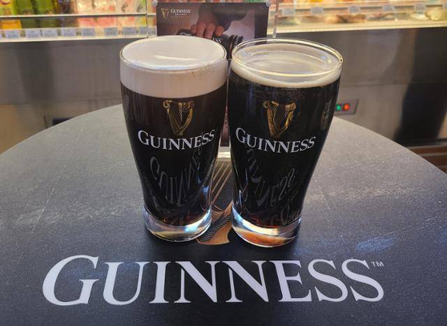 나이트로서지로 따른 기네스(왼쪽)는 풍부한 거품을 냈다. 반면 아무 장치 없이 따른 기네스는 얇은 기포만 맥주 위에 깔렸다. 박경담 기자