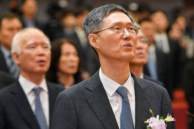 문형배 헌법재판소장 권한대행이 18일 서울 종로구 헌법재판소 대강당에서 열린 퇴임식 중 애국가를 제창하고 있다. 남동균 인턴기자