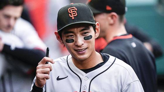 LA 에인절스전 도중 덕아웃에서 환하게 미소 짓는 이정후. AP=연합뉴스