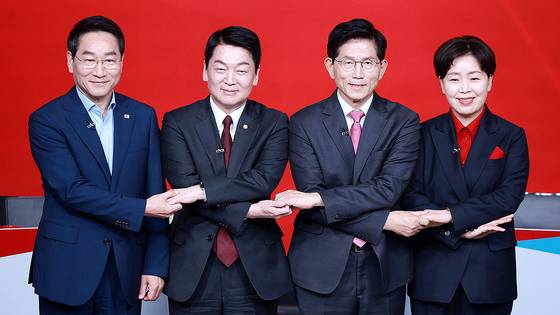 19일 오후 서울 강서구 ASSA아트홀에서 열린 국민의힘 '제21대 대통령후보자 1차 경선 조별 토론회’에 참석한 후보들이 기념 촬영을 하고 있다.  왼쪽부터 유정복, 안철수, 김문수, 양향자 후보. 뉴스1