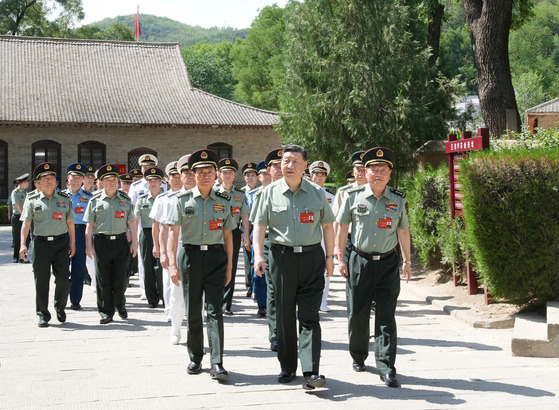 시진핑 중국 국가주석의 군권이 도전을 받고 있다는 소문이 끊이지 않는다. 사진은 지난해 6월 옌안에서 중앙군사위 회의가 열렸을 때의 모습. 시 주석의 오른쪽은 도전자로 알려진 장유샤 중앙군사위 부주석, 왼쪽은 실각설이 도는 시 주석의 측근 허웨이둥 중앙군사위 부주석이다. [신화통신=연합뉴스]