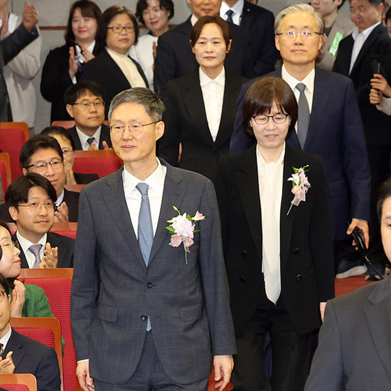 문형배 헌법재판소장 권한대행(왼쪽)과 이미선 헌법재판관이 18일 오전 서울 종로구 헌법재판소에서 열린 퇴임식에 입장하고 있다. 헌재는 당분간 7인 체제로 운영될 전망이다. [뉴시스]