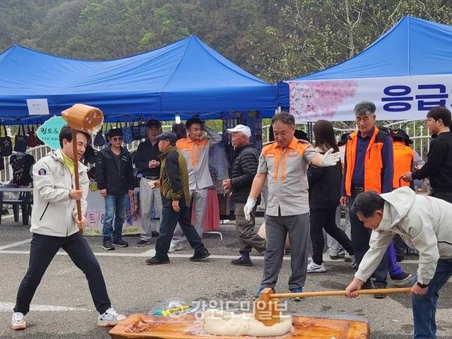 ▲ ‘제17회 소양강댐 용너미길 축제’가 19일 춘천 소양강댐 하류주차장에서 열린 가운데 김진태 강원도지사와 신경호 강원도교육감이 떡메치기를 하고 있다.