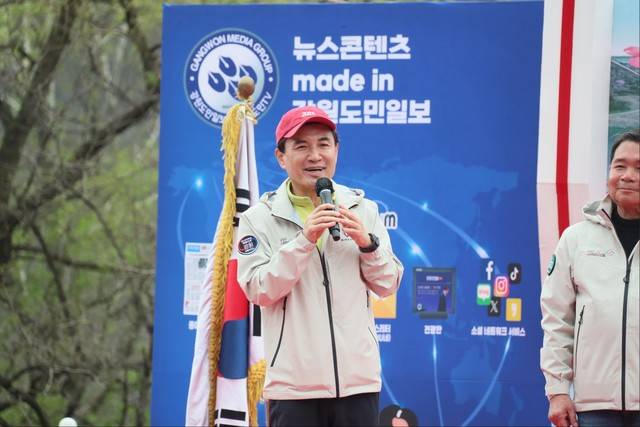 ▲ 김진태 강원도지사가 19일 춘천 소양강댐 하류주차장에서 열린 ‘제17회 소양강댐 용너미길 축제’에서 인사말을 하고 있다.