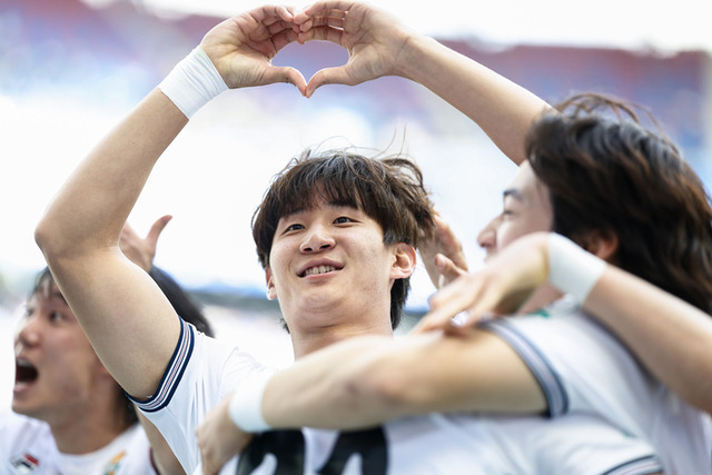 ▲ 19일 울산문수축구경기장에서 열린 2025 하나은행 K리그1 강원FC와 울산HD FC와의 경기에서 강원FC 신민하 선수가 추가골을 넣은 후 기뻐하고 있다. 강원FC 제공