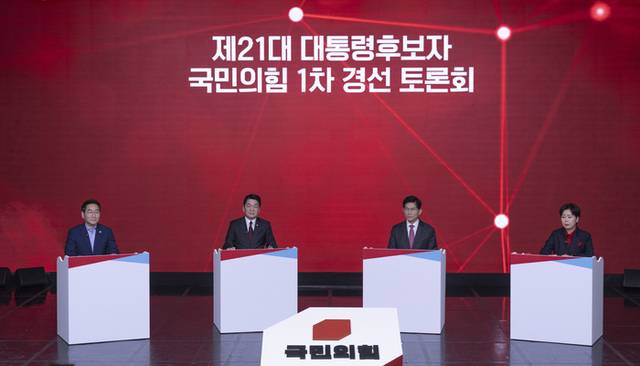 ▲ 19일 서울 강서구 ASSA아트홀에서 열린 국민의힘 제21대 대통령 후보자 1차 경선 토론회에서 A조 후보들이 토론을 하고 있다. 왼쪽부터 유정복, 안철수, 김문수, 양향자 후보. 2025.4.19 연합뉴스