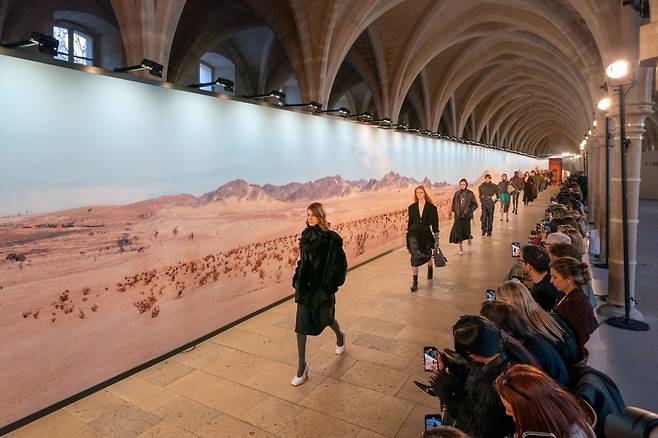 타임 파리 프레젠테이션 모습. 한섬 제공
