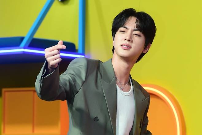 그룹 BTS 진(김석진)이 15일 오전 서울 중구 JW메리어트 동대문 스퀘어에서 열린 넷플릭스 예능 '대환장 기안장'(연출 정효민, 이소민, 황윤서) 제작발표회에 참석해 포토타임을 갖고 있다. / 변성현 한경닷컴 기자 byun84@hankyung.com