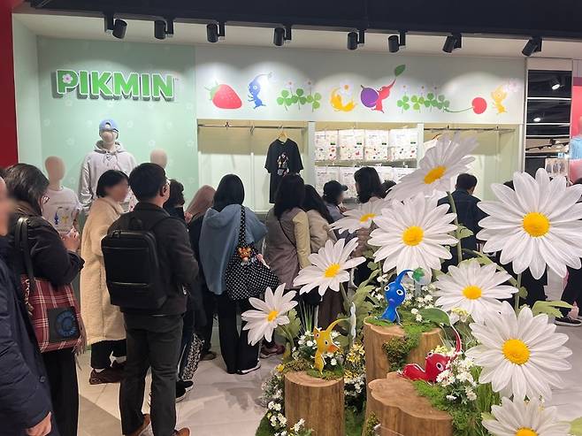 스파오 홍대AK점 피크민 협업 제품을 구매하려고 몰린 소비자들.  /사진=이랜드월드 제공