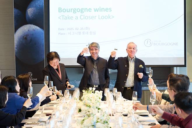 건배를 제안하고 있는 프랑수아 라베 부르고뉴 와인 협회장(오른쪽)과 프랑수아 보르데 부르고뉴 와인 협회 샤블리 와인 위원장.