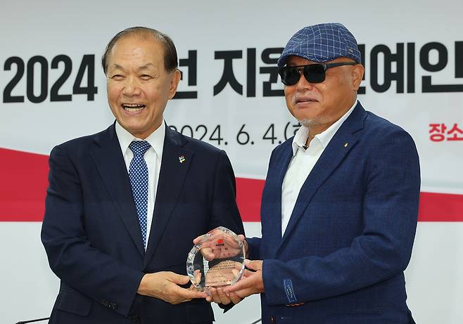 황우여 전 국민의힘 비상대책위원장이 지난해 6월4일 오전 서울 여의도 국민의힘 중앙당사에서 열린 2024 총선 지원 연예인 자원봉사단 간담회에서 가수 김흥국씨에게 감사패를 전달하고 있다. 연합뉴스