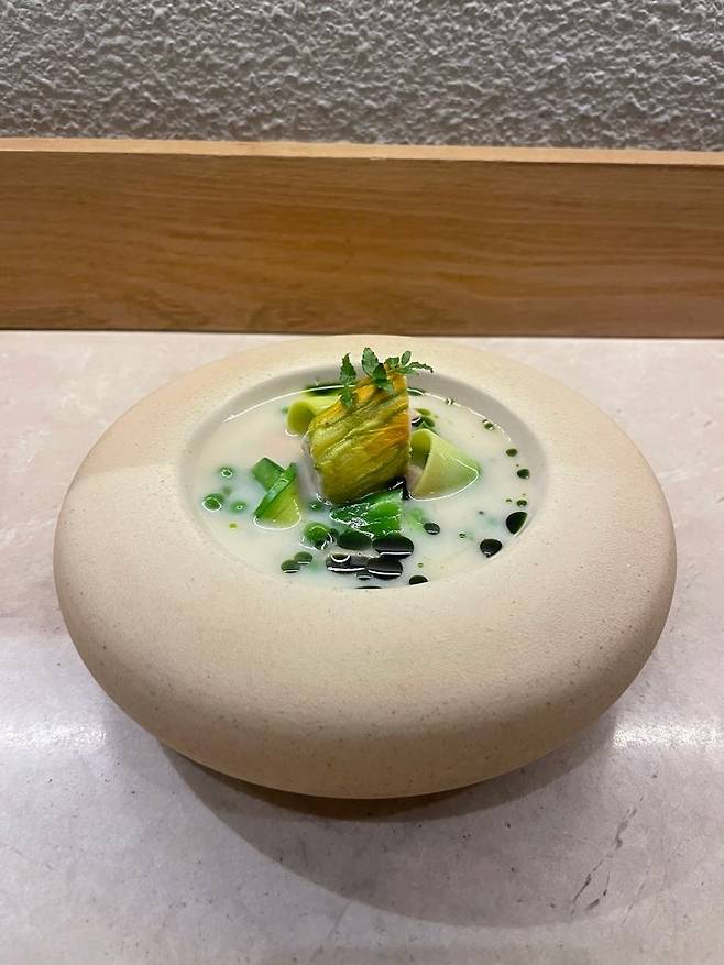 Chogye, a cold dish made with organic chicken, Korean zucchini and peas (Hong Yoo/ The Korea Herald)