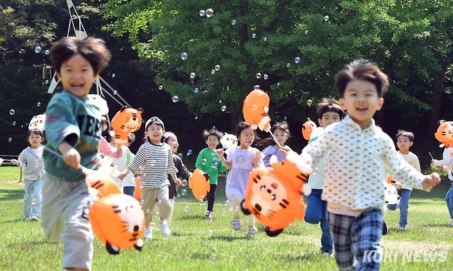 어린이날을 사흘 앞둔 지난해 2일 오전 서울 송파구 올림픽공원 한성백제 박물관 앞 지구촌공원에서 송파구청 어린이집 원생들이 비눗 방울 놀이를 하며 즐거운 시간을 보내고 있다. 곽경근 대기자