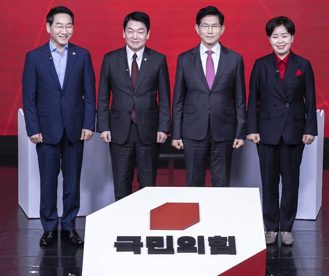 유정복 인천시장(왼쪽부터)과 안철수 국민의힘 의원, 김문수 전 고용노동부 장관, 양향자 전 의원이 19일 서울 강서구 마곡동 ASSA에서 열린 ‘국민의힘 1차 경선 토론회’에서 기념사진을 촬영하고 있다. 연합뉴스