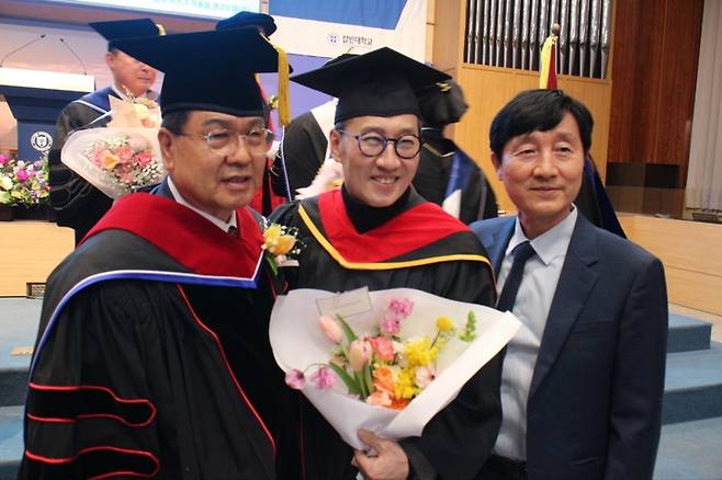 유열(가운데) 집사가 2023년 2월 칼빈대 신학대학원 졸업식에서 황건영 총장(왼쪽) 김태성 총괄 본부장과 함께 사진을 찍고 있다.
