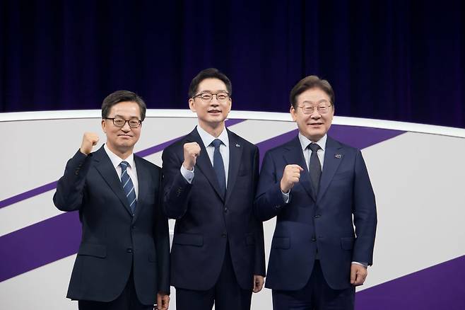 더불어민주당 대선 경선 주자인 이재명(오른쪽부터)·김경수·김동연 후보가 18일 서울 마포구 상암동 MBC에서 첫 TV토론회를 시작하기에 앞서 기념촬영 하고 있다. 국회사진기자단