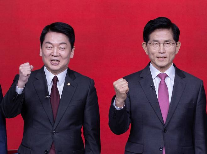 국민의힘 안철수, 김문수 대선 경선 후보가 19일 오후 서울 강서구 ASSA아트홀에서 열린 '제21대 대통령 선거 국민의힘 1차 경선 A조 토론회'에서 토론 시작전 기념촬영을 하고 있다. 뉴시스