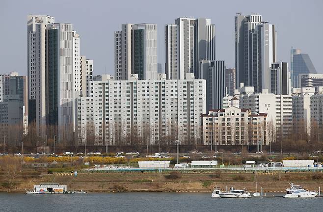 서울 한강 인근에서 바라본 서초구 아파트의 모습. 2025.4.6 [사진 = 연합뉴스]
