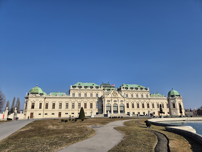 벨베데레 하궁은 문을 여는 아침 9시에 맞춰서 찾는게 좋다. 조금만 늦으면 헬게이트가 열린다. ©김슬기