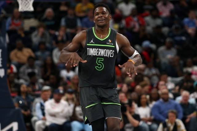 존슨이 에드워즈를 경계하는 건 당연한 일이다. 에드워즈는 올 시즌 79경기 출전, 평균 27.6점 5.7리바운드 4.5어시스트 1.2스틸을 기록했다. 사진=Petre Thomas=연합뉴스