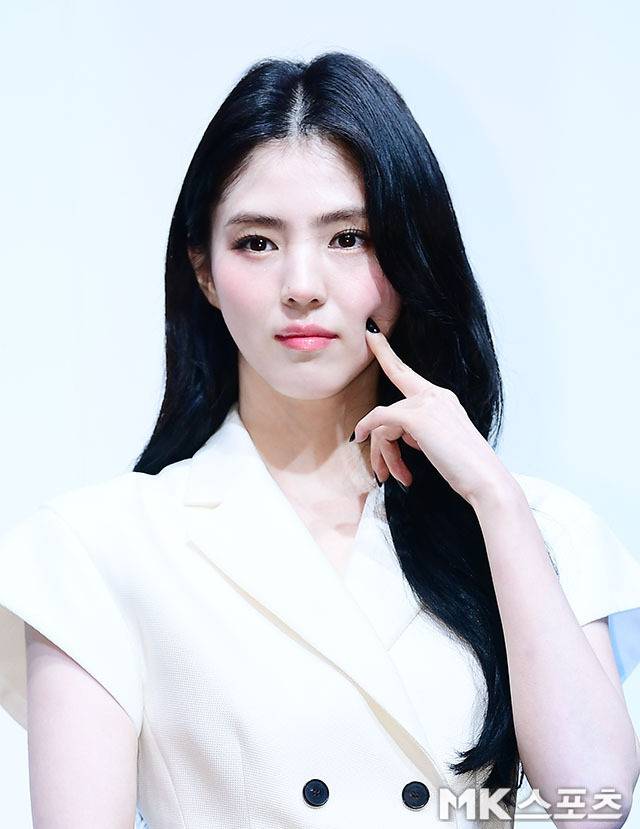 한소희는 볼이 살짝 올라온 새초롬한 미소로 카메라를 응시해, 단순히 예쁜 것을 넘어 독보적인 아우라를 완성했다. 사진=김영구 기자