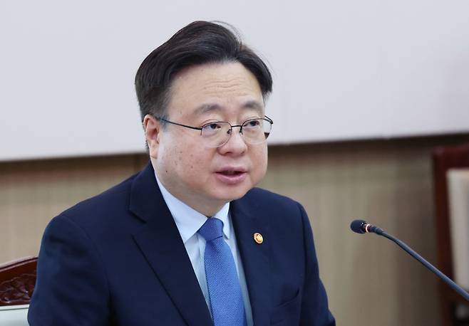 조규홍 보건복지부 장관이 17일 서울 종로구 정부서울청사에서 열린 2025년도 제2차 국민연금기금운용위원회 회의에서 발언을 하고 있다. 2025.4.17/뉴스1