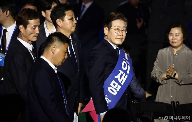 (청주=뉴스1) 김민지 기자 = 이재명 더불어민주당 대선 경선 후보가 19일 충북 청주체육관에서 열린 제21대 대통령선거 후보자 선출을 위한 충청권 합동연설회에서 입장하고 있다. 2025.4.19/뉴스1 Copyright (C) 뉴스1. All rights reserved. 무단 전재 및 재배포, AI학습 이용 금지. /사진=(청주=뉴스1) 김민지 기자