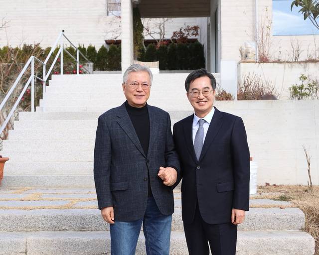 김동연(오른쪽) 경기지사가 지난해 12월 평산마을에서 문재인 전 대통령을 예방해 기념촬영을 하고 있다. 경기도 제공