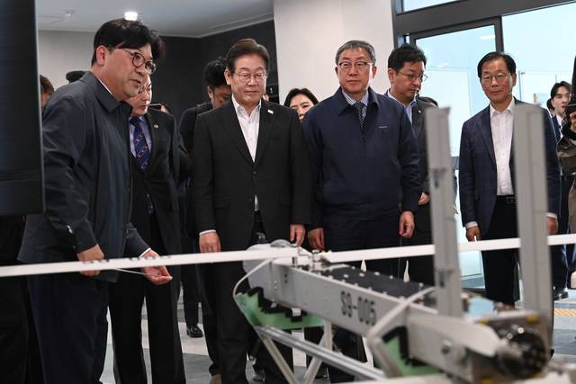이재명(왼쪽 두번째) 더불어민주당 대선경선후보가 17일 오전 대전 유성구 국방과학연구소를 방문, 개발중인 무기체계를 둘러보고 있다.   곽성호기자
