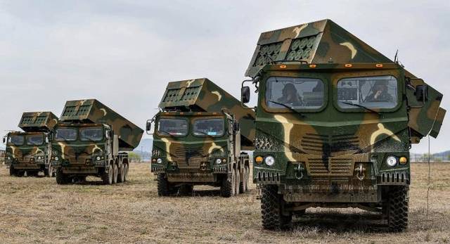 해병대2사단 다련장사격대 장병들이 야외전술훈련에서 다연장로켓의 대응사격을 준비하고 있다. 해병대 제공./국방일보