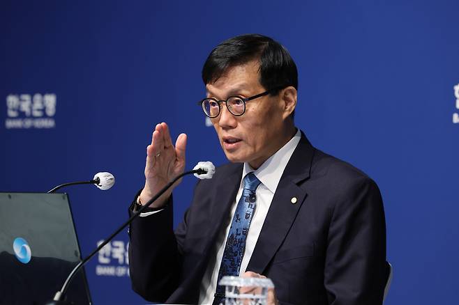 무역의존도가 높은 우리나라 경제 구조로 인해 원/달러 환율이 쉽사리 내려가지 못하고 있다. 사진은 지난 17일 서울 중구 한국은행에서 열린 통화정책방향 기자간담회에서 발언하고 있는 이창용 한국은행 총재 [사진공동취재단]