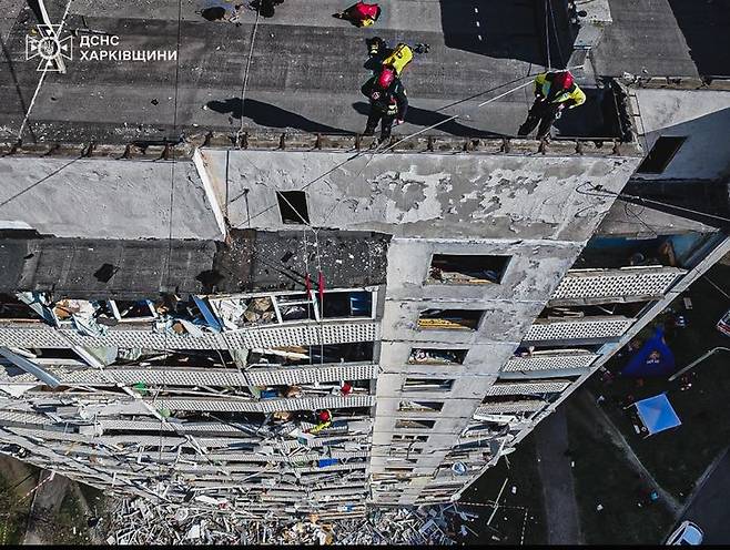 [서울=뉴시스] 18일 하르키우에 대한 러시아의 미사일 공습으로 아파트가 누더기처럼 변했다. (출처: 젤렌스키 대통령 X) 2025.04.19. *재판매 및 DB 금지